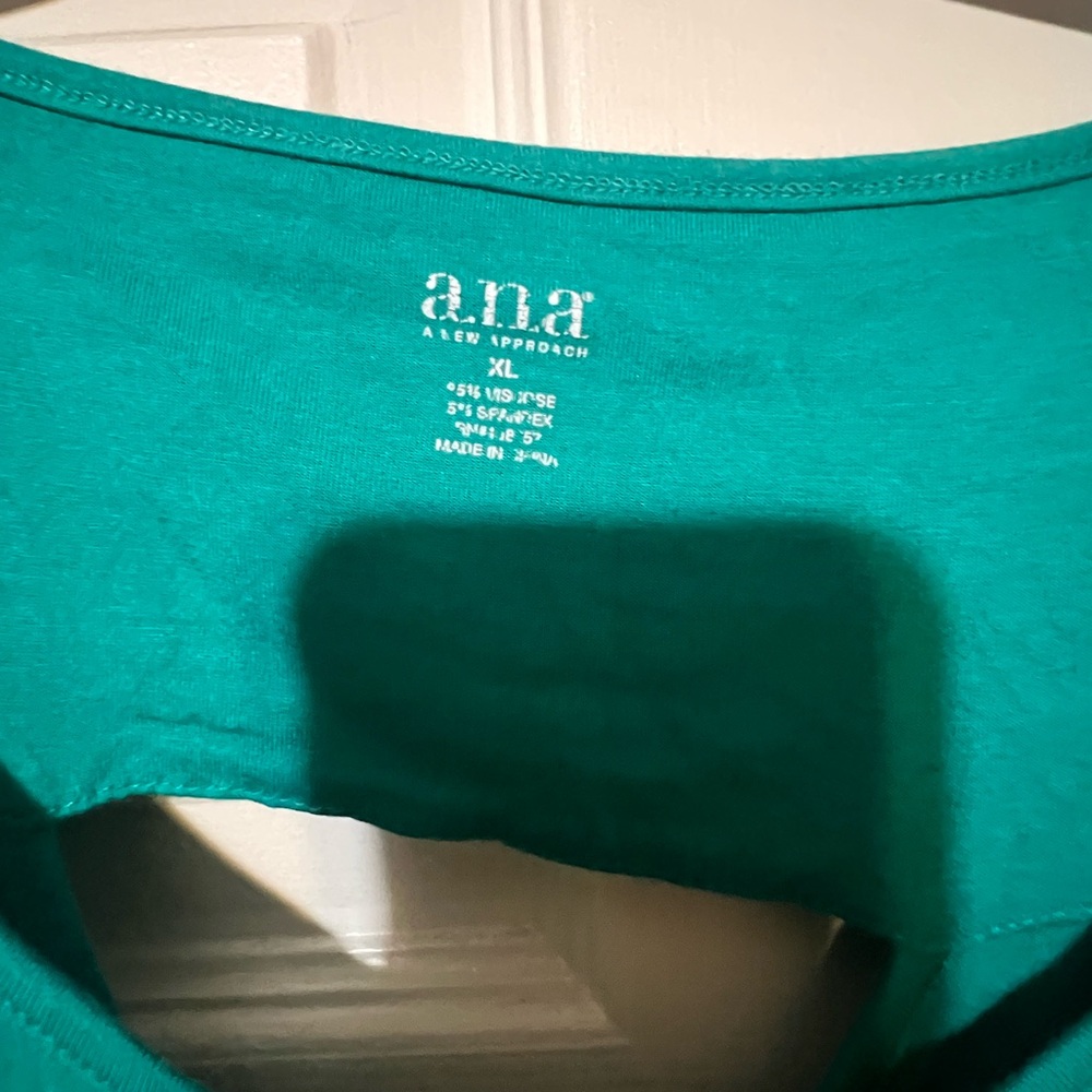 A.N.A. Women’s Short Sleeve Shirt Green With Cutout In back Size XL - Picture 3 of 3
